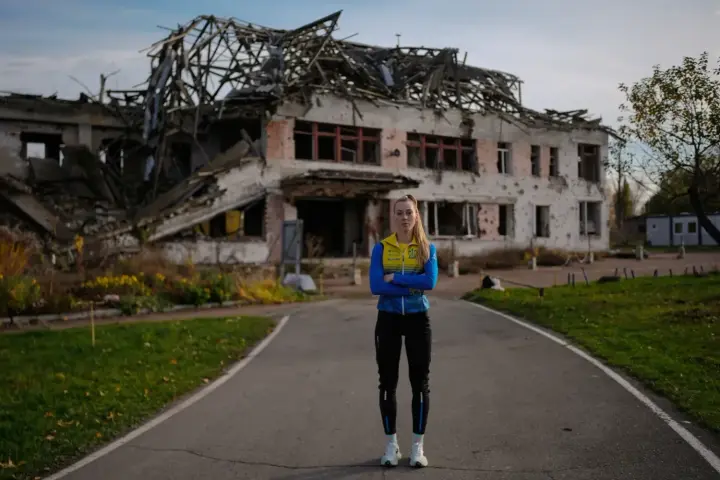 Спорт, закаленный войной: молодые лыжники в Чернигове тренируются на разбомбленной базе