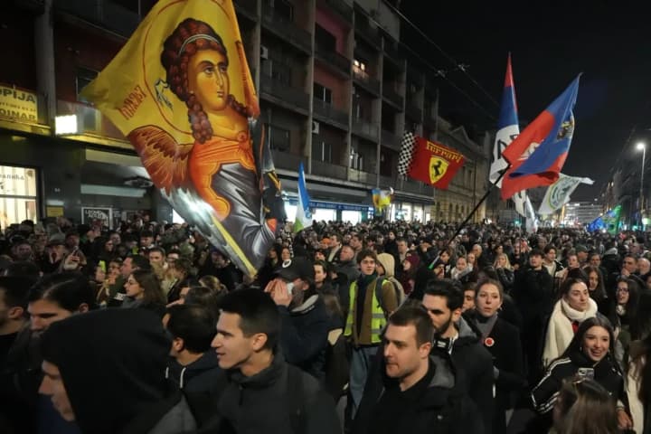 В Белграде прошли многотысячные протесты против репрессий в университетах