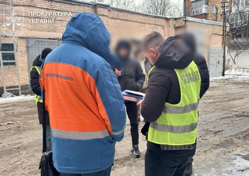 В Киеве девушка упала в яму с кипятком: правоохранители задержали начальника теплотрассового управления "Печерск"