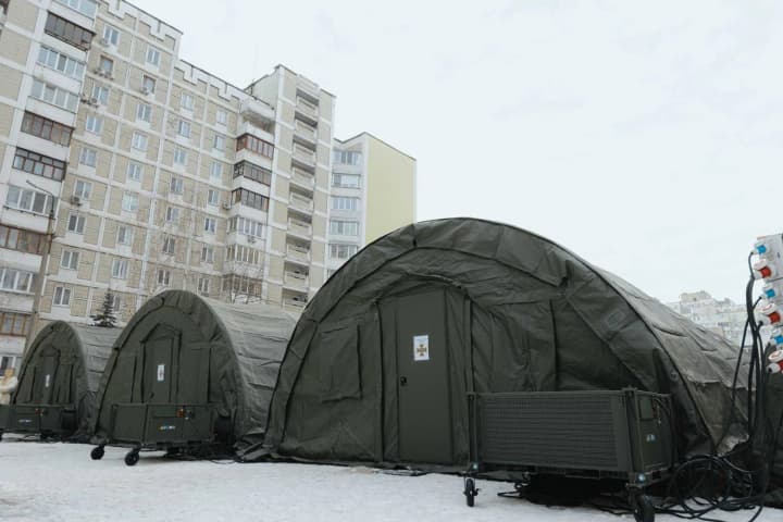 В Киеве на Троещине развернули палаточные городки из-за отсутствия отопления и света