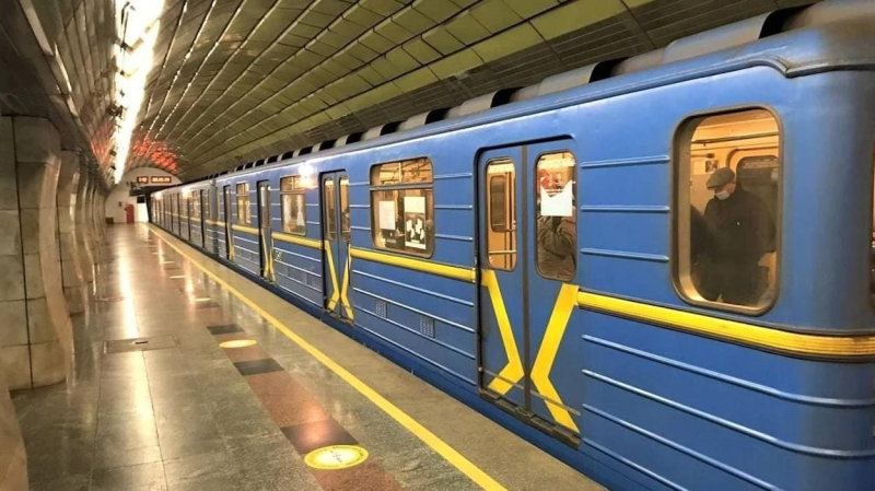 В Киеве проблемы с метро после обстрела: как теперь ходят поезда
