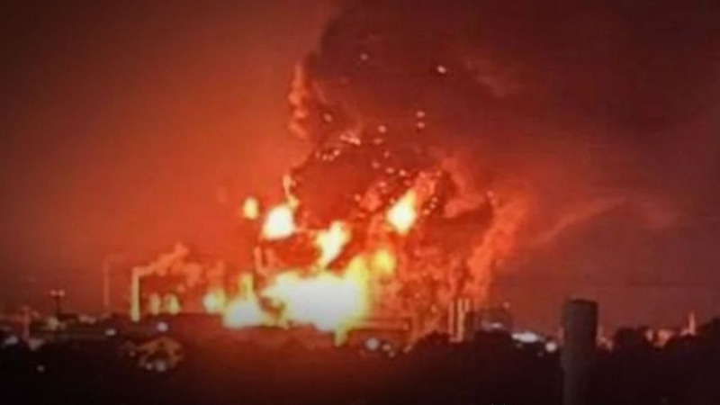 В РФ Славянск‑на‑Кубани оказался под ударом дронов: горит НПЗ и еще одно предприятие