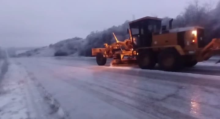 В ряде областей вторые сутки ледяной дождь, в Одесской области запрет на движение на одной из трасс - дорожники