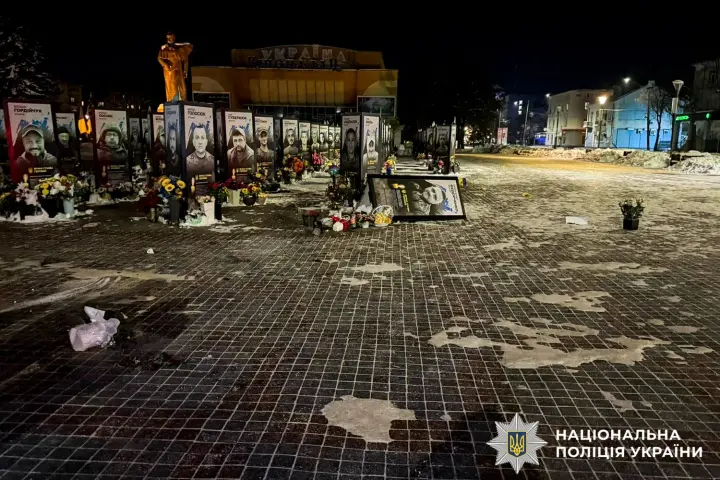 В Ровно женщина опрокинула портреты павших Героев на центральной площади: открыто производство