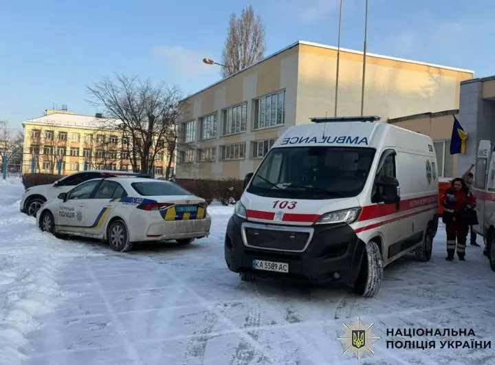В школе Киева ученик с ножом напал на учительницу и одноклассника: детали инцидента