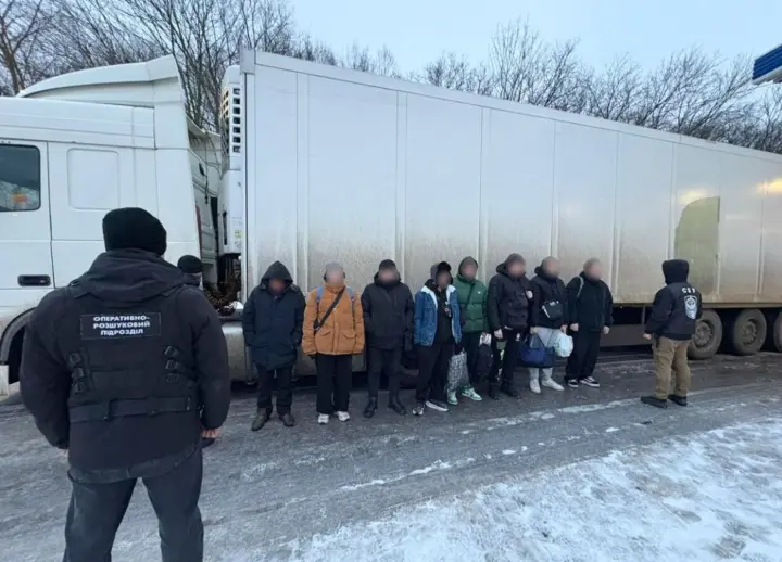 Водитель грузовика с алкоголем пытался переправить мужчин призывного возраста в Молдову: В ГСЧС рассказали детали