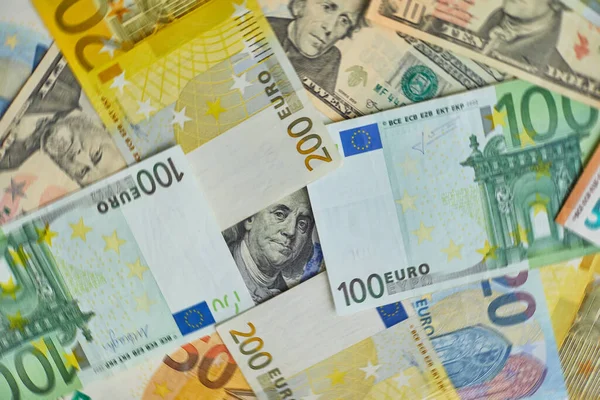 Євро стрімко зростає до долара: курс перевищив 1,17