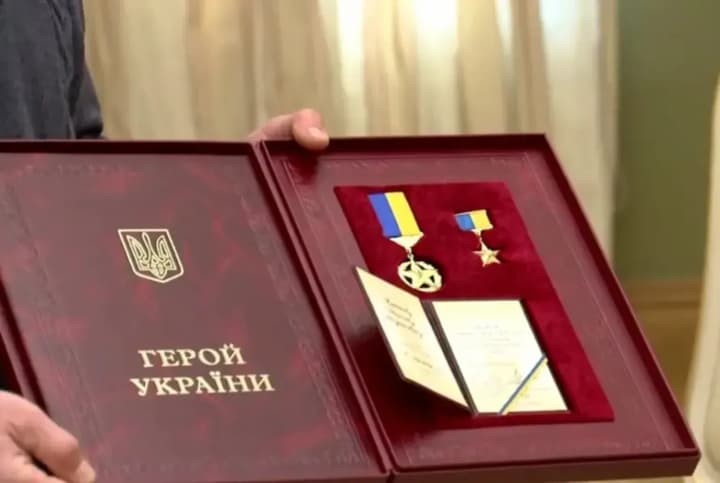 Зеленский присвоил звание Героя Украины четырем военным