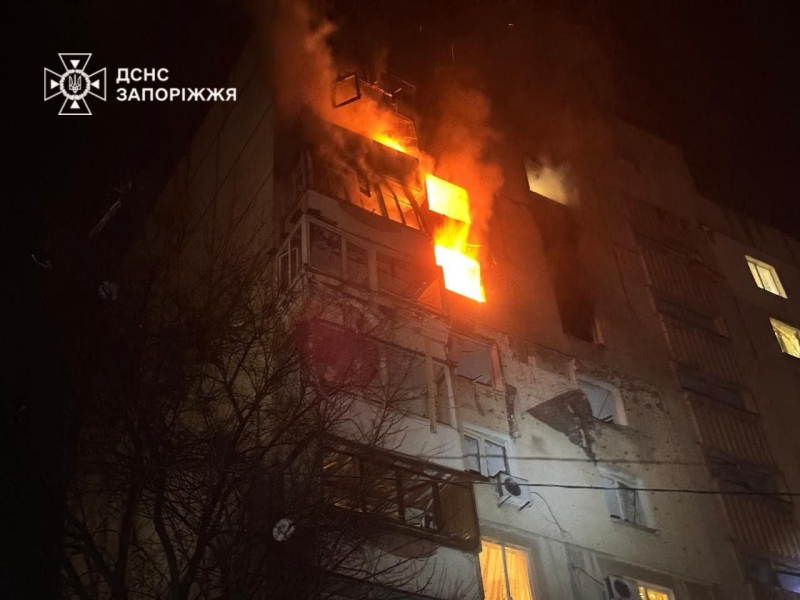 Армия РФ ночью нанесла массированный удар по Запорожью – горят многоэтажки и торговый центр