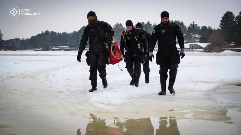 На Киевщине неделю продолжаются поиски водителя, провалившегося под лед во время дрифта - ГСЧС