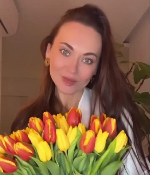 Новый роман? Анна Саливанчук очаровала поклонников нежным танцем с цветами