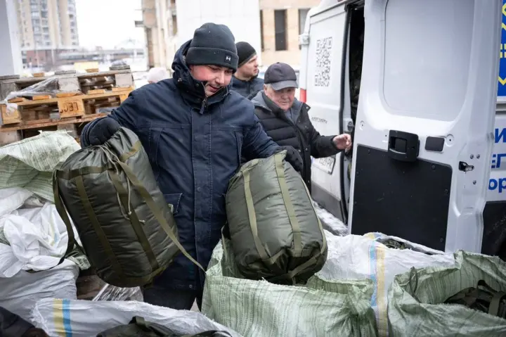 Первые 10 тысяч "Пакетов тепла" получили жители Киева и области: что в них