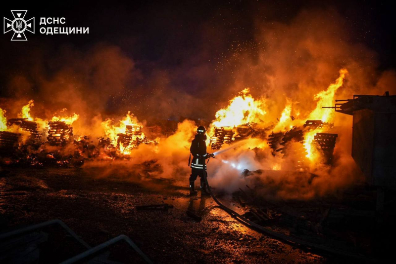 После очередной атаки дронов и артиллерии РФ по регионам Украины есть погибшие и раненые, вспыхнули пожары