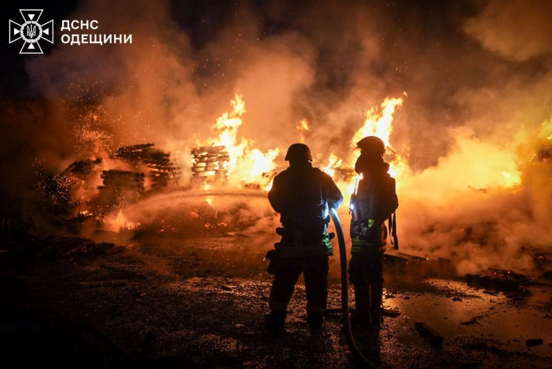 После очередной атаки дронов и артиллерии РФ по регионам Украины есть погибшие и раненые, вспыхнули пожары