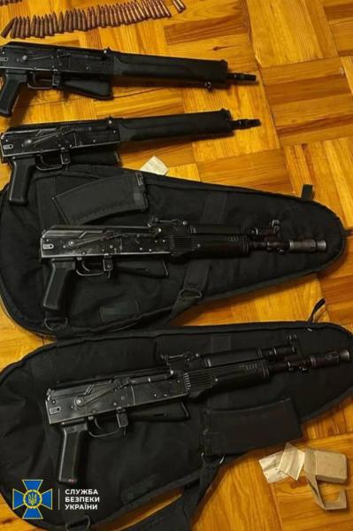 Пытались наладить сбыт оружия - СБУ и полиция задержали четырех мужчин