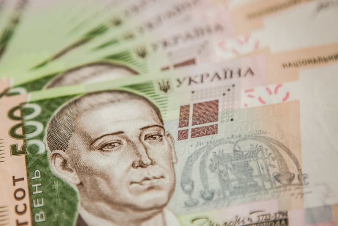 Українці почали забирати гривню з банків: куди перетікають гроші