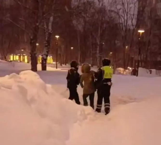 В Москве силовики задержали женщину за возложение цветов к памятнику Лесе Украинке
