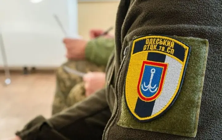 В Одессе толпа напала на группу оповещения ТЦК, военнослужащие получили травмы и ожоги от слезоточивого газа