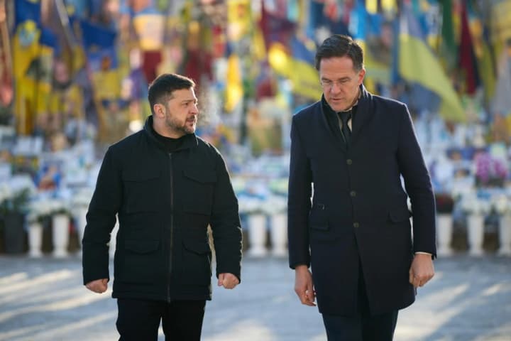 Зеленский уже встретился с Генсеком НАТО в Киеве: оба лидера почтили память павших украинских воинов