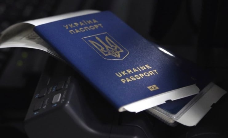 Продовжені закордонні паспорти стали недійсними: кому потрібно замінити документ