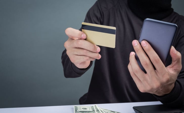 Шахраї атакують українців за кордоном через неактивні SIM-картки