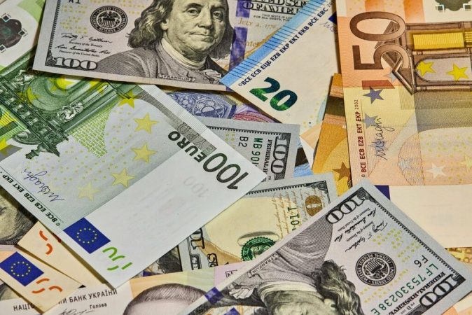 Курс на понеділок: долар в банках подешевшав, євро дорожчає