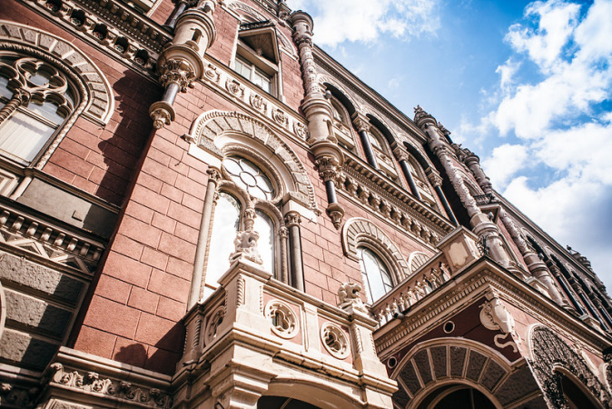 НБУ зменшив продаж валюти на міжбанку на майже $30 мільйонів